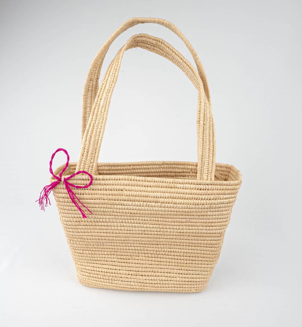 Brilliant Raffia Beach Bag in natural color with woven texture